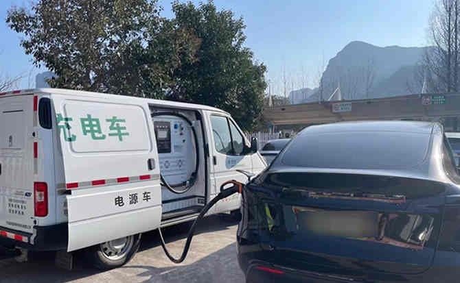 蓝山汽车搭电